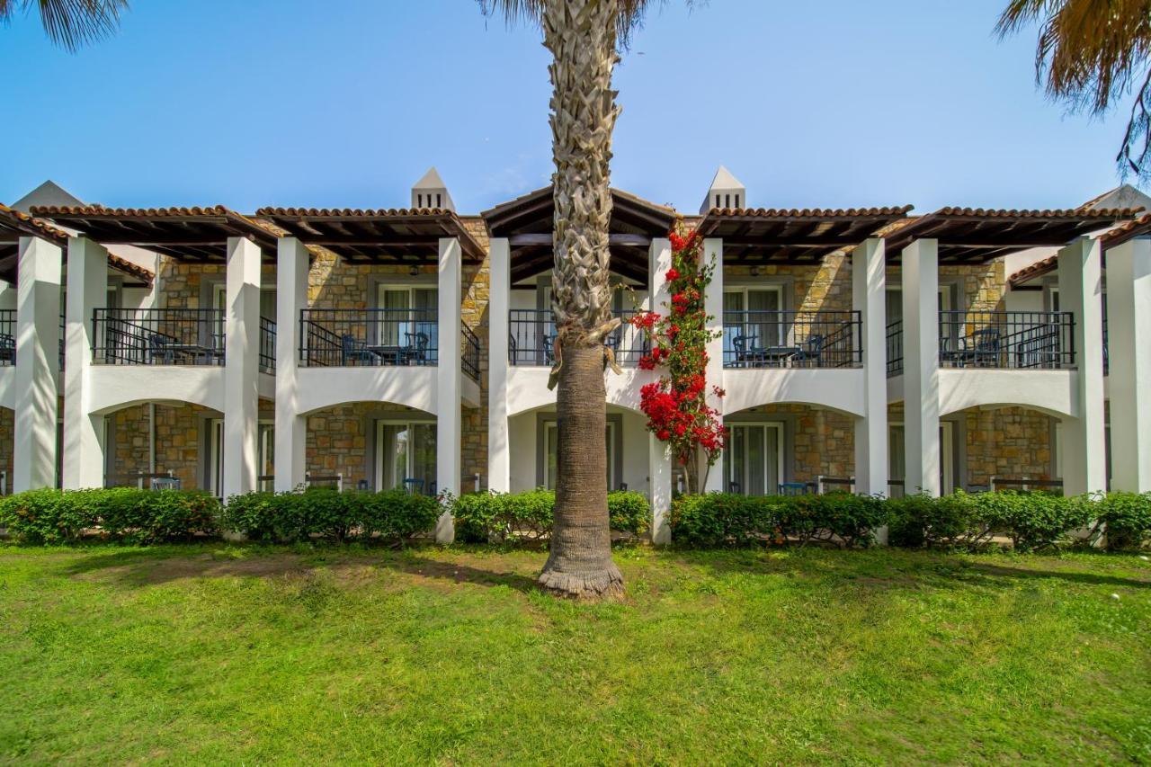 Tiana Beach Resort Тургутрейс Екстериор снимка