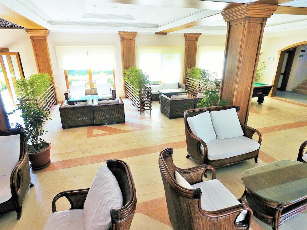 Tiana Beach Resort Тургутрейс Екстериор снимка
