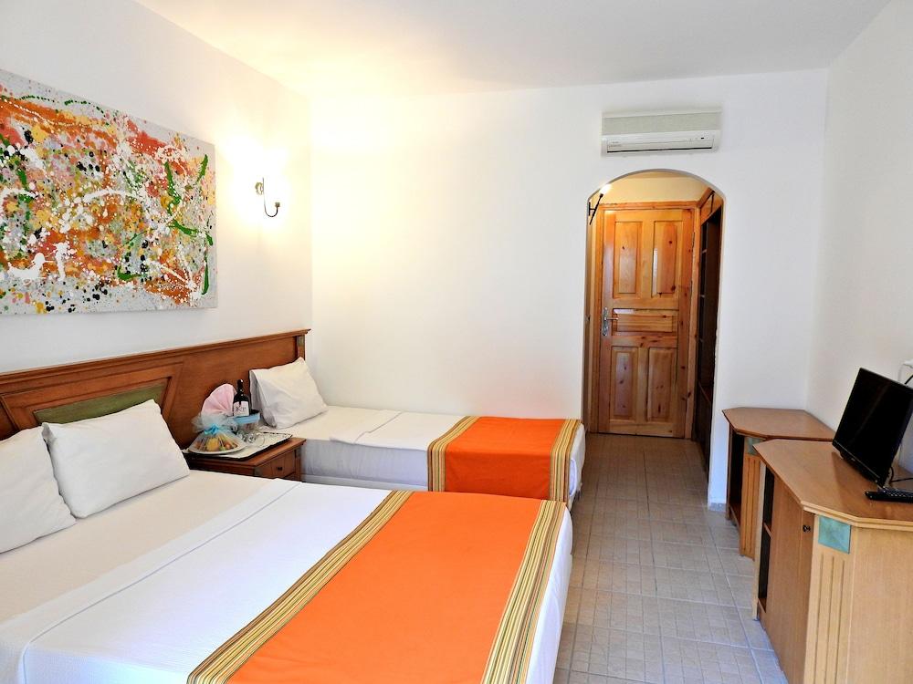 Tiana Beach Resort Тургутрейс Екстериор снимка